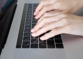 パソコンと女性の手