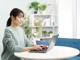 パソコン作業をしている女性