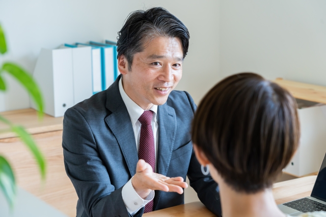 女性に向かって話すビジネスマン